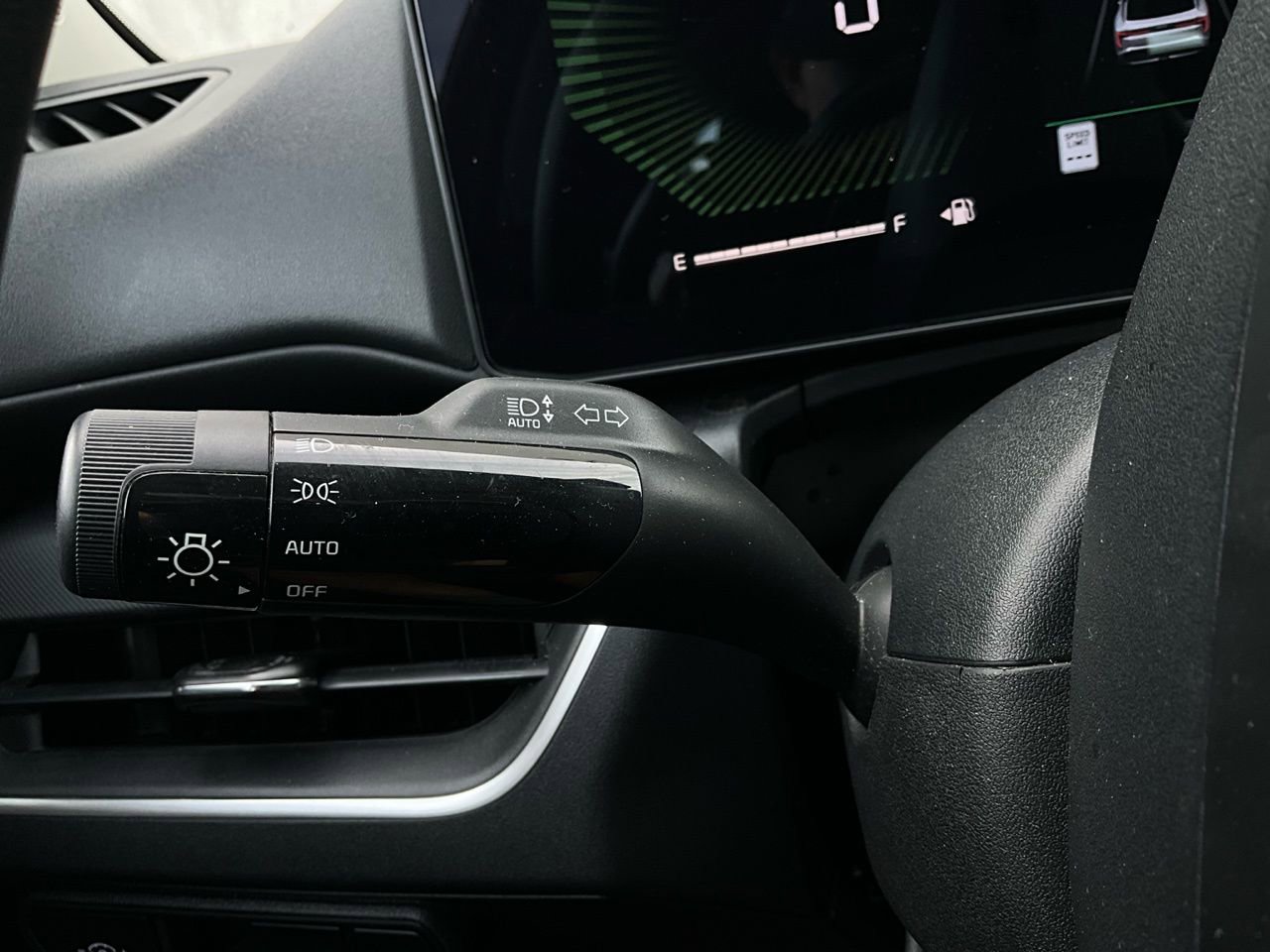 Used 2025 Kia K4 LXS image 36