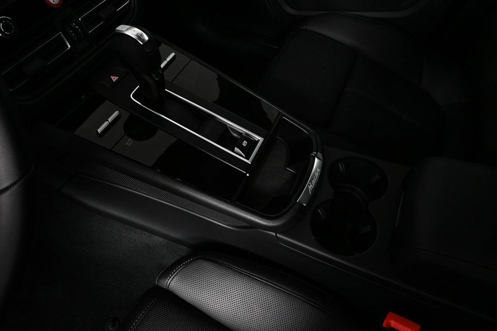Certified 2026 Porsche Macan AWD/4WD image 18