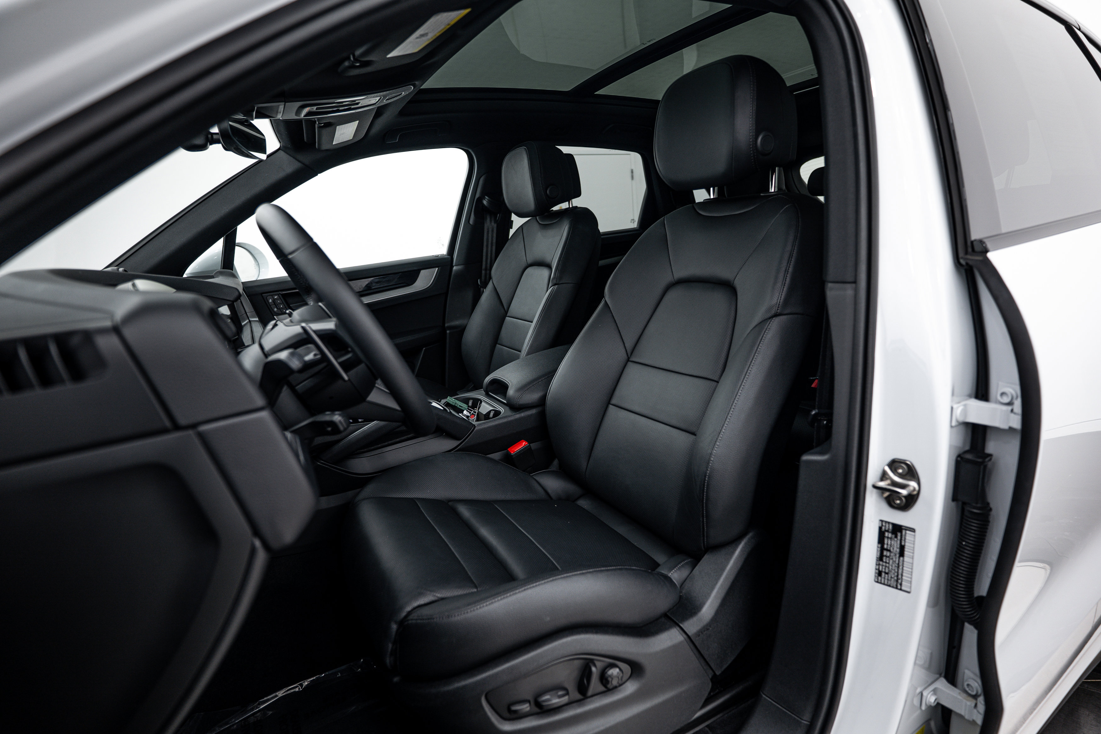 Certified 2025 Porsche Cayenne S image 5