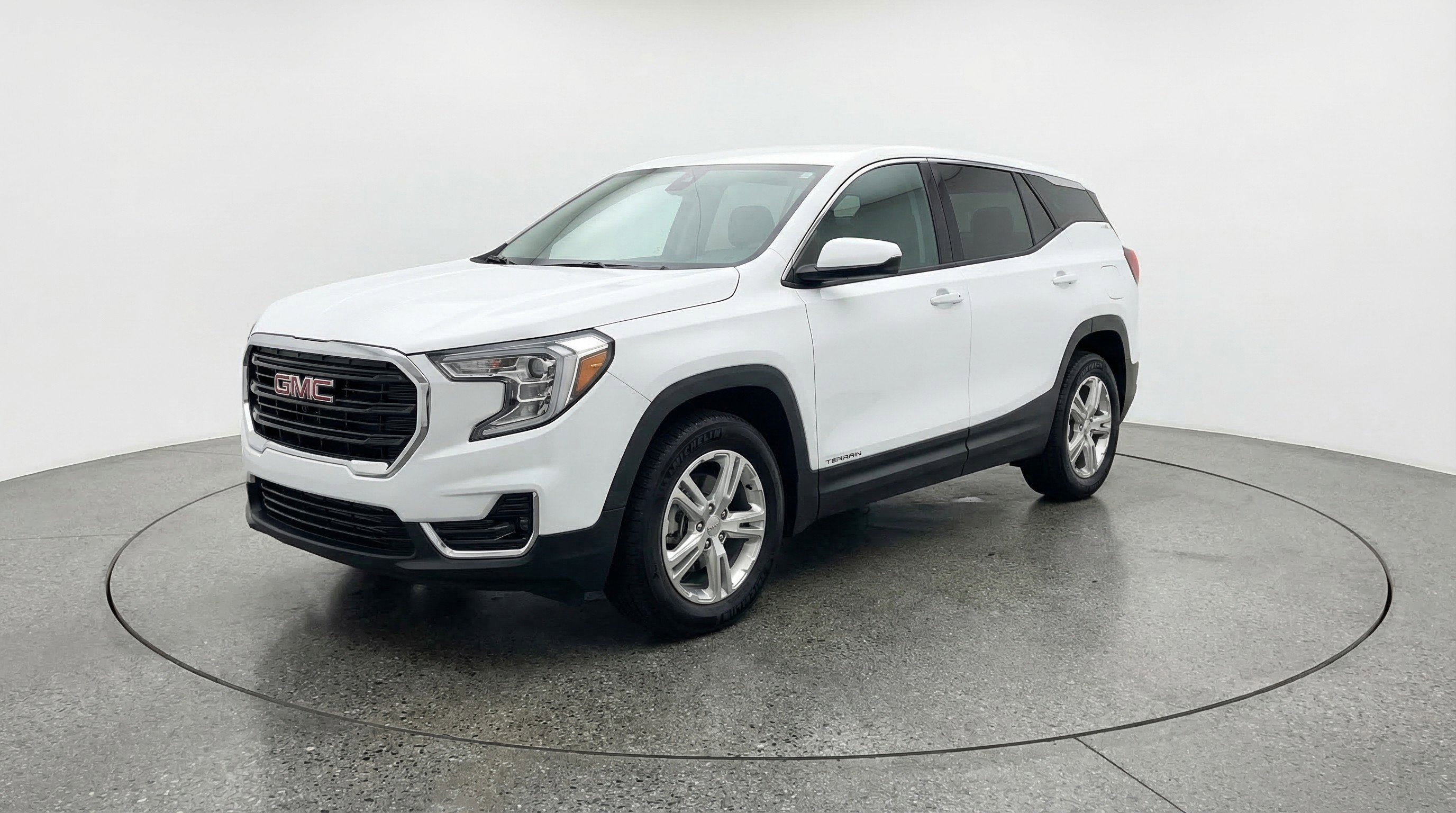Used 2024 GMC Terrain SLE image 3