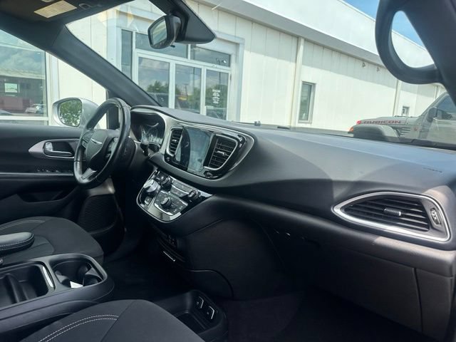 Used 2018 Chrysler Pacifica Touring Plus w/ S Appearance Package FWD image 15