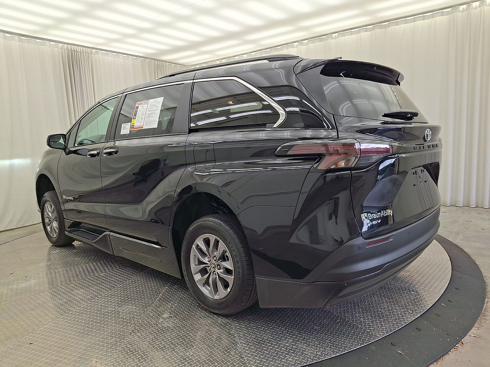 Used 2026 Toyota Sienna XLE FWD image 25