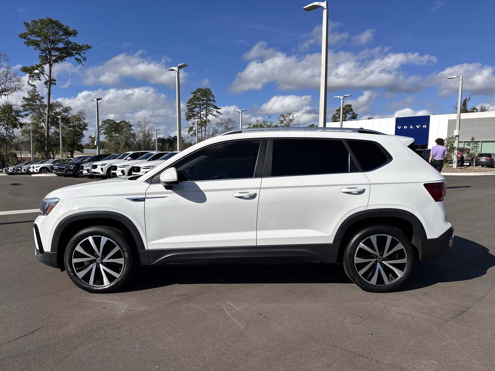 Certified 2022 Volkswagen Taos SE image 2