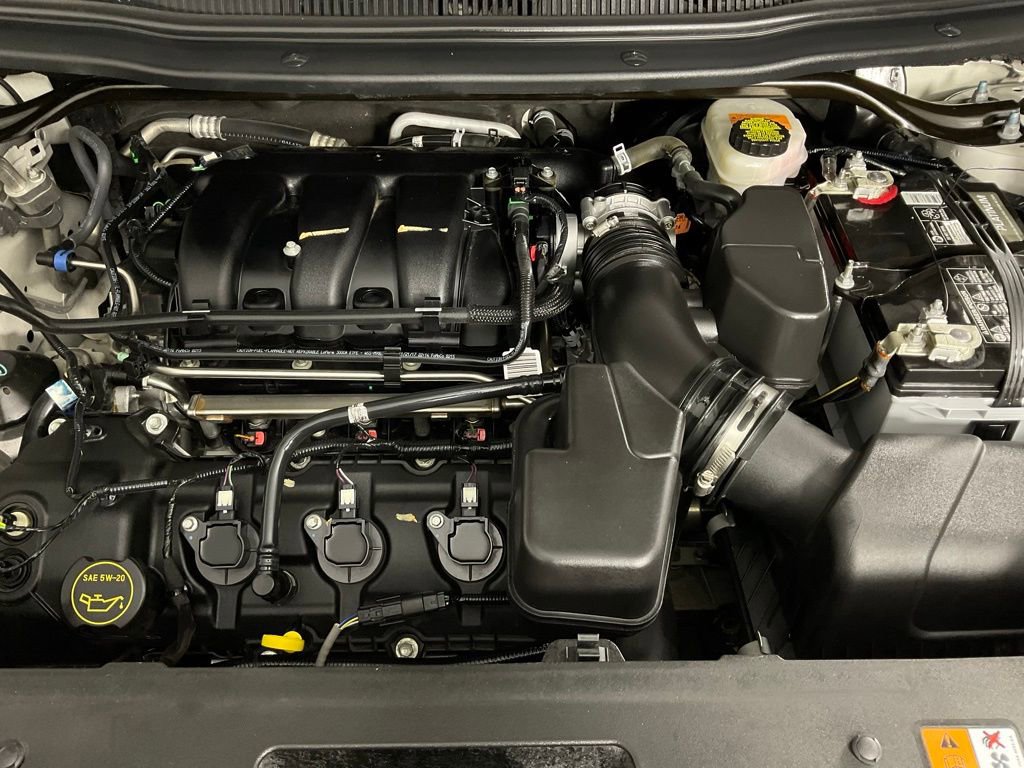 Certified 2018 Ford Explorer XLT w/ Equipment Group 202A image 9