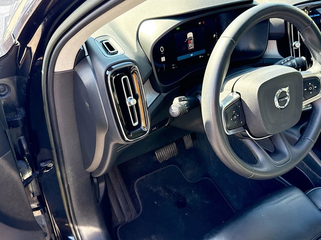 Used 2023 Volvo XC40 B5 Plus image 11