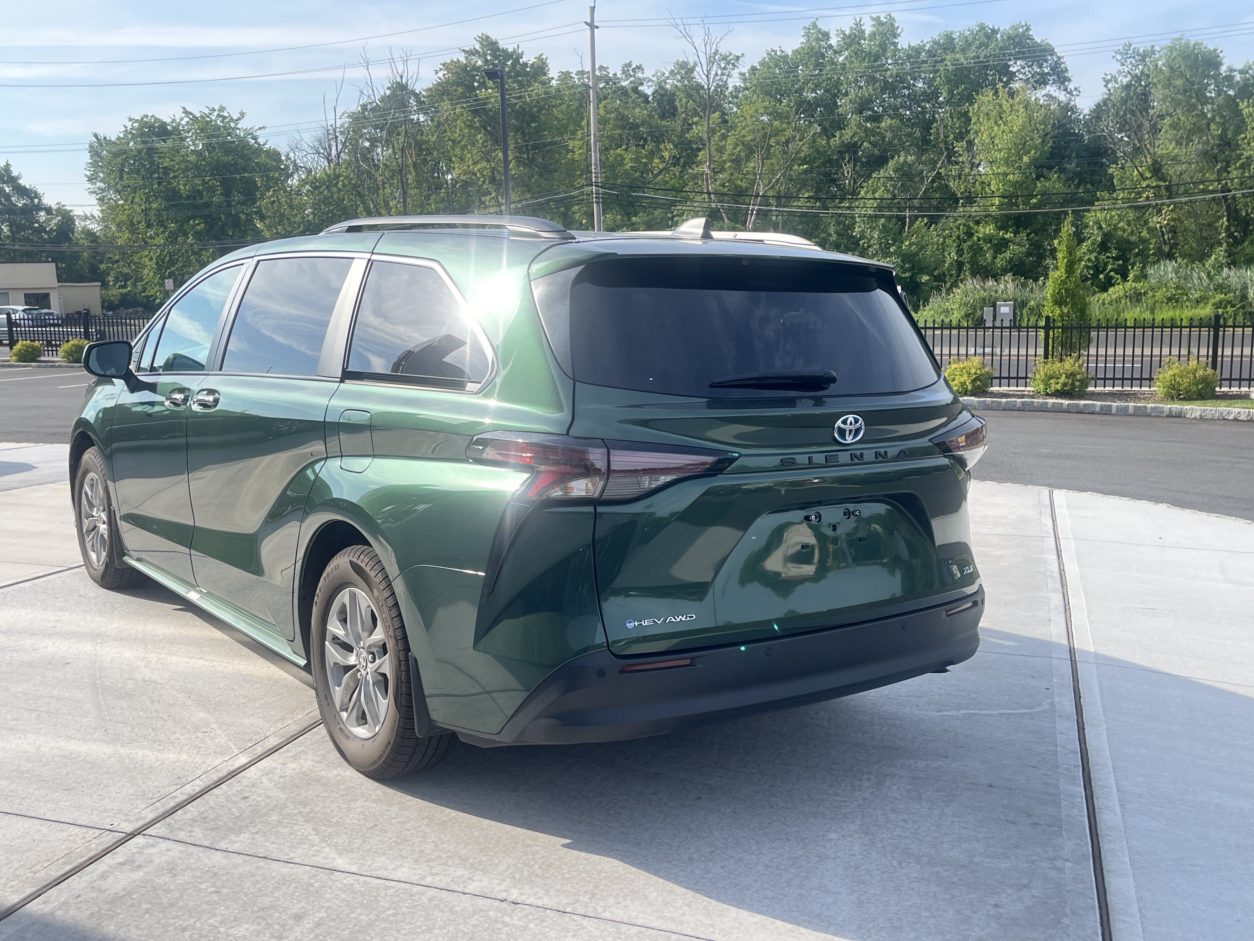 Used 2025 Toyota Sienna XLE w/ XLE Plus Package AWD/4WD image 4