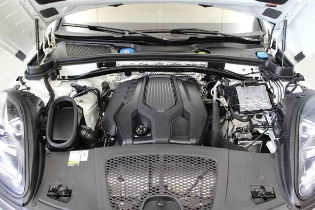 Used 2023 Porsche Macan Turbo AWD/4WD image 33