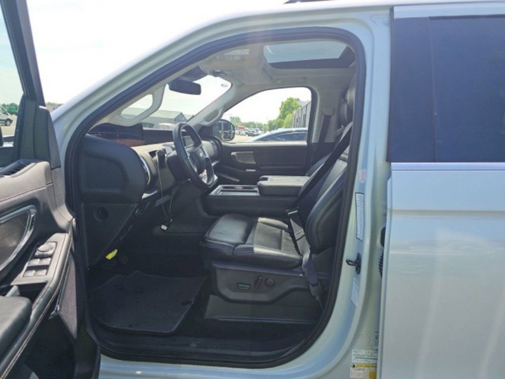 Used 2025 Ford Expedition Platinum AWD/4WD image 8
