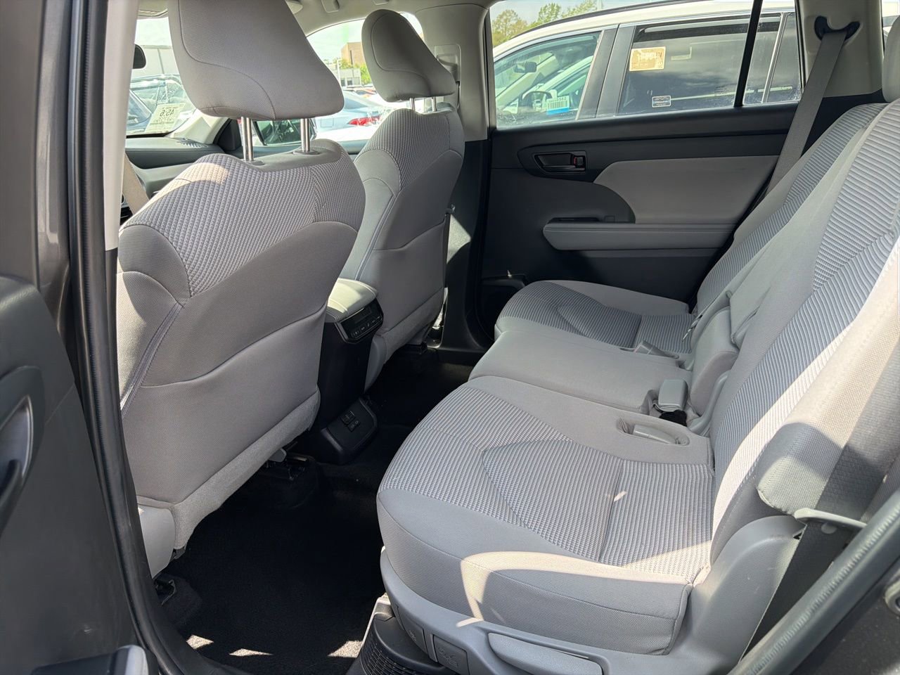 Used 2022 Toyota Highlander LE image 8