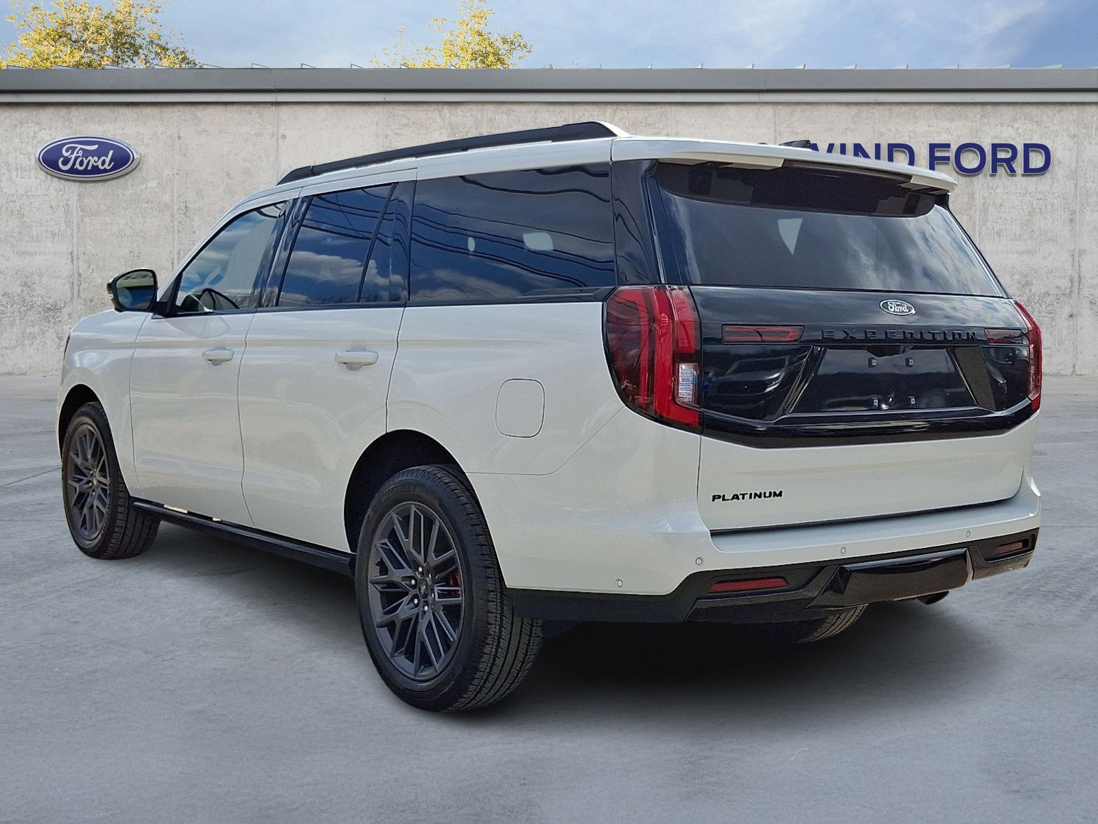 Used 2025 Ford Expedition Platinum w/ Stealth Performance Package image 4