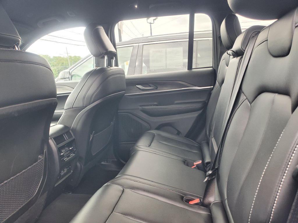 Used 2025 Jeep Grand Cherokee Limited AWD/4WD image 25