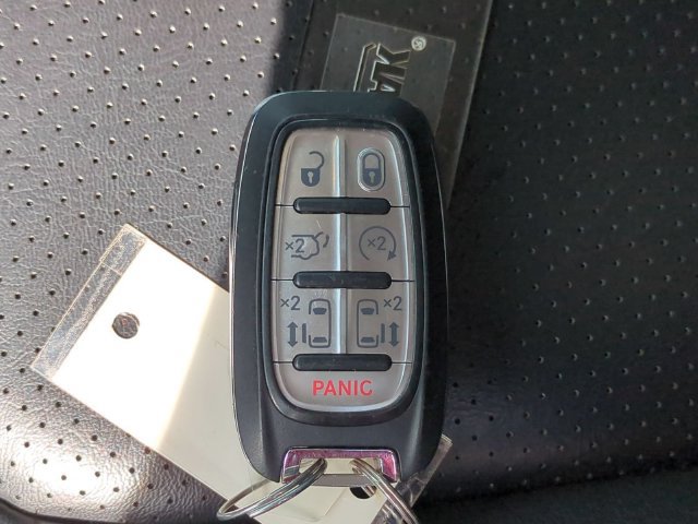 Used 2023 Chrysler Pacifica Touring-L FWD image 31