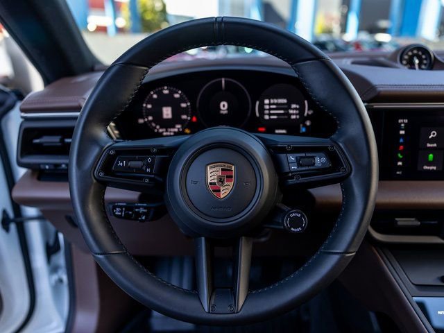 Certified 2025 Porsche Macan Electric image 6