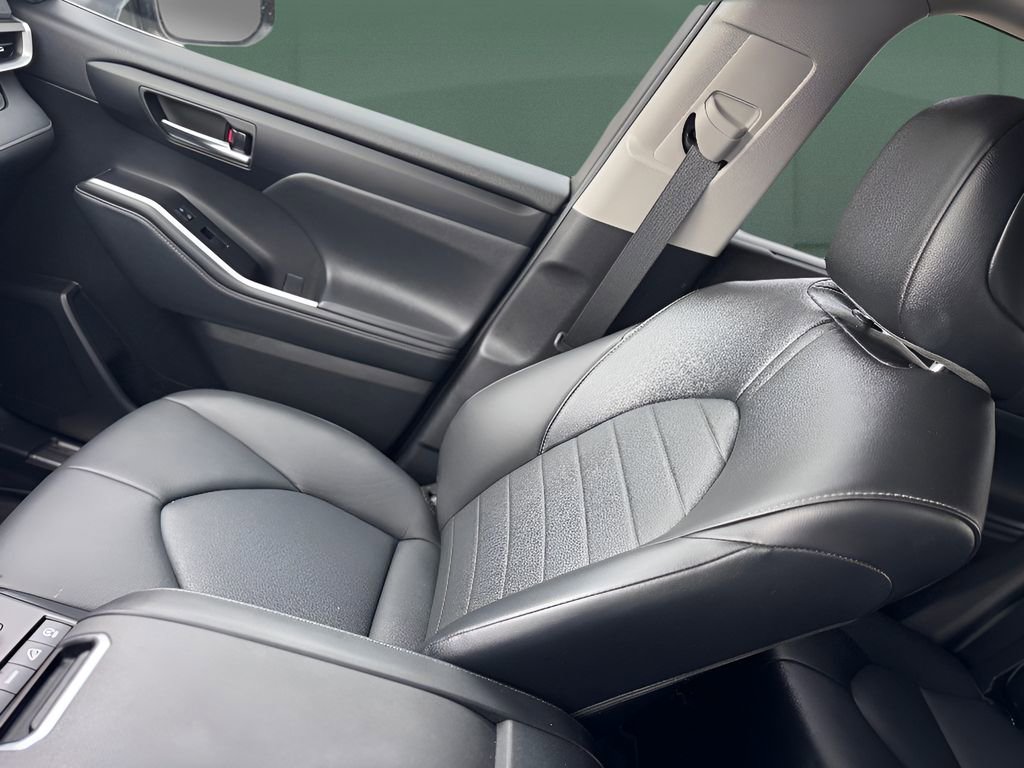 Used 2021 Toyota Highlander XLE image 18