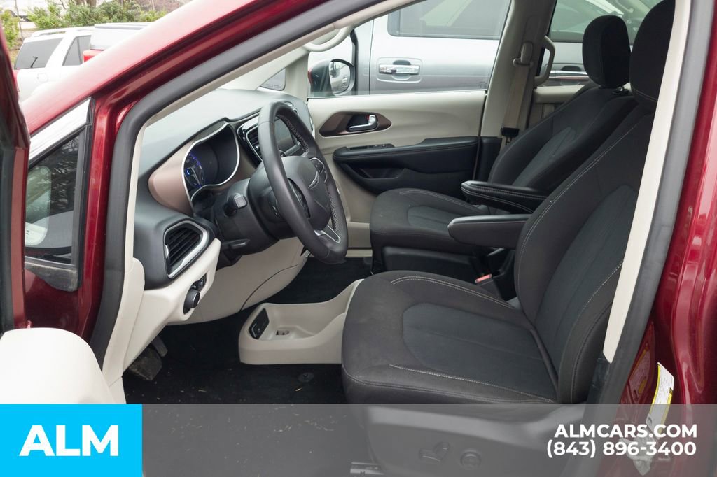 Used 2023 Chrysler Voyager LX image 6