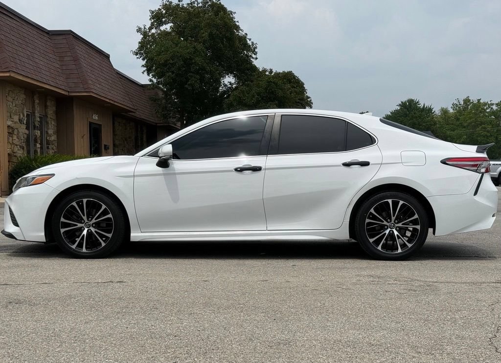 Used 2019 Toyota Camry SE w/ Convenience Package FWD image 2