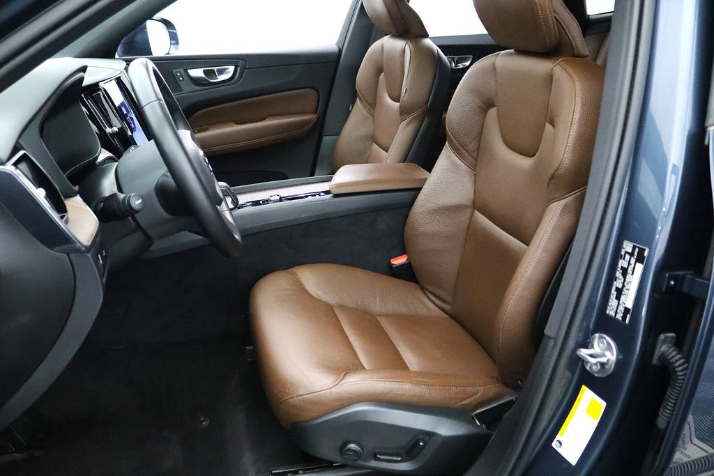 Used 2022 Volvo XC60 B5 Momentum AWD/4WD image 11