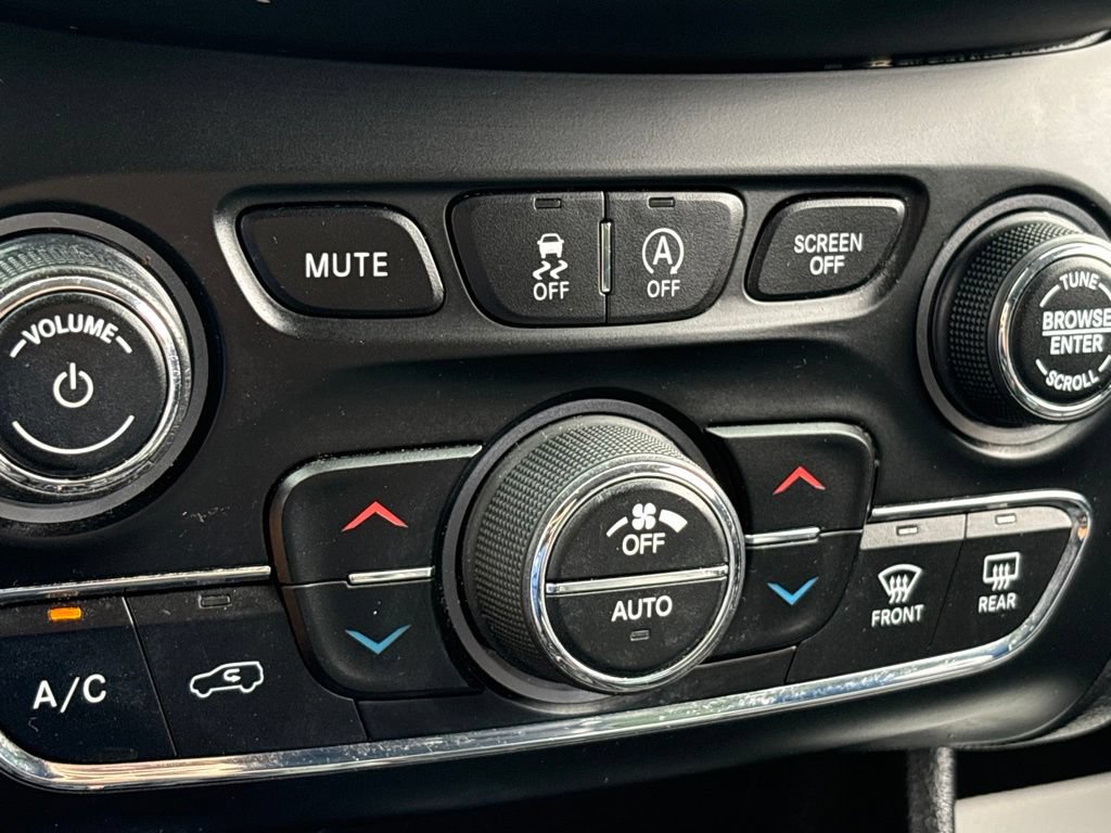 Used 2019 Jeep Cherokee Limited w/ Technology Group AWD/4WD image 17