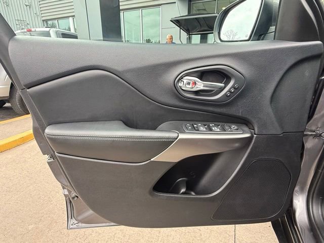 Used 2019 Jeep Cherokee Overland AWD/4WD image 13