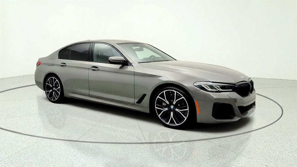 Used 2022 BMW 530i w/ M Sport Package RWD image 3