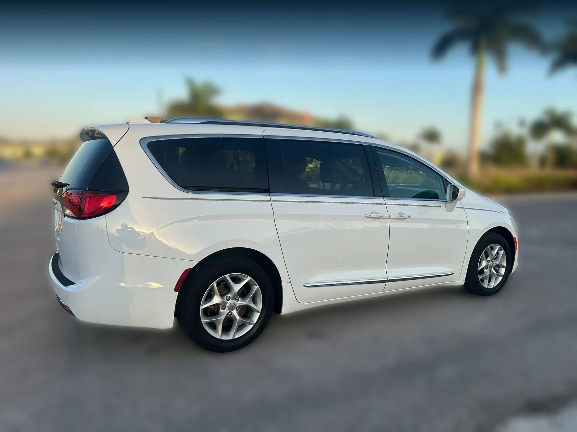 Used 2018 Chrysler Pacifica Touring-L Plus w/ Tire & Wheel Group FWD image 3