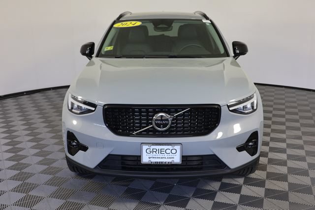 Used 2024 Volvo XC40 B5 Plus AWD/4WD image 3