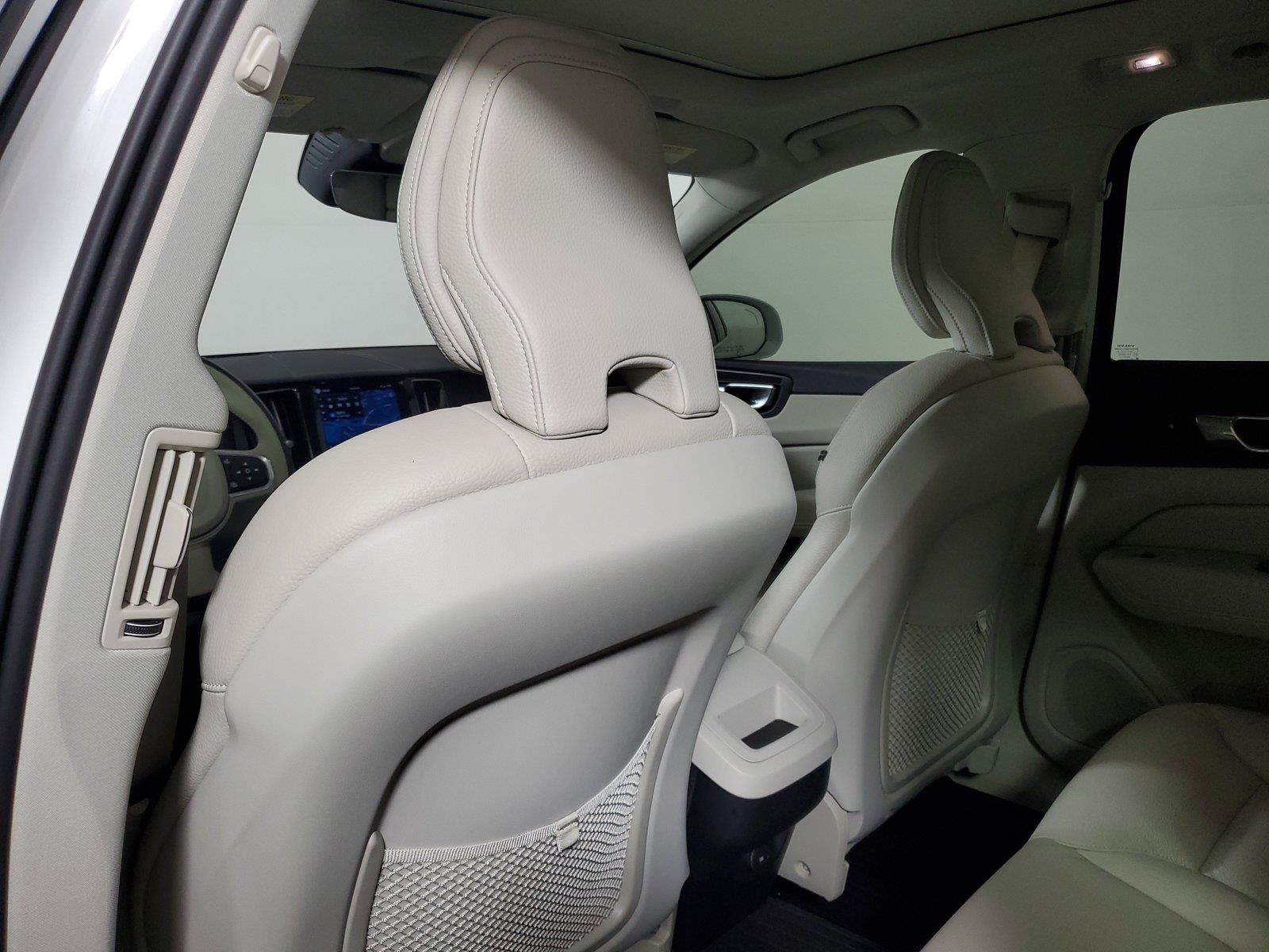 Used 2022 Volvo XC60 B5 Momentum w/ Climate Package FWD image 14
