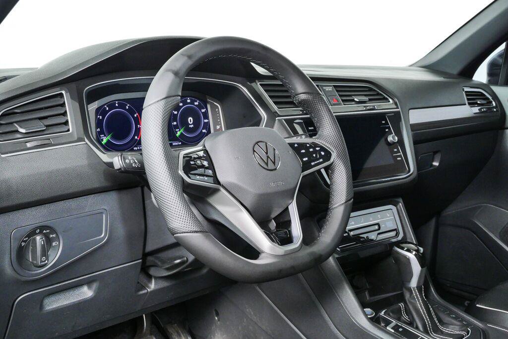 Used 2024 Volkswagen Tiguan SEL R-Line AWD/4WD image 4