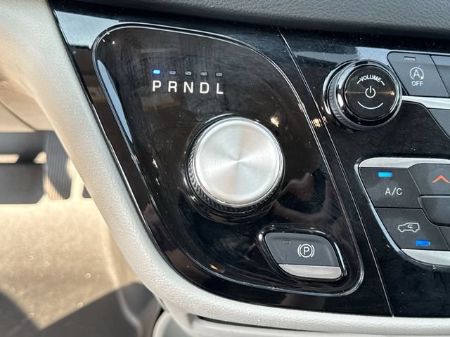 Used 2023 Chrysler Pacifica Touring-L FWD image 15
