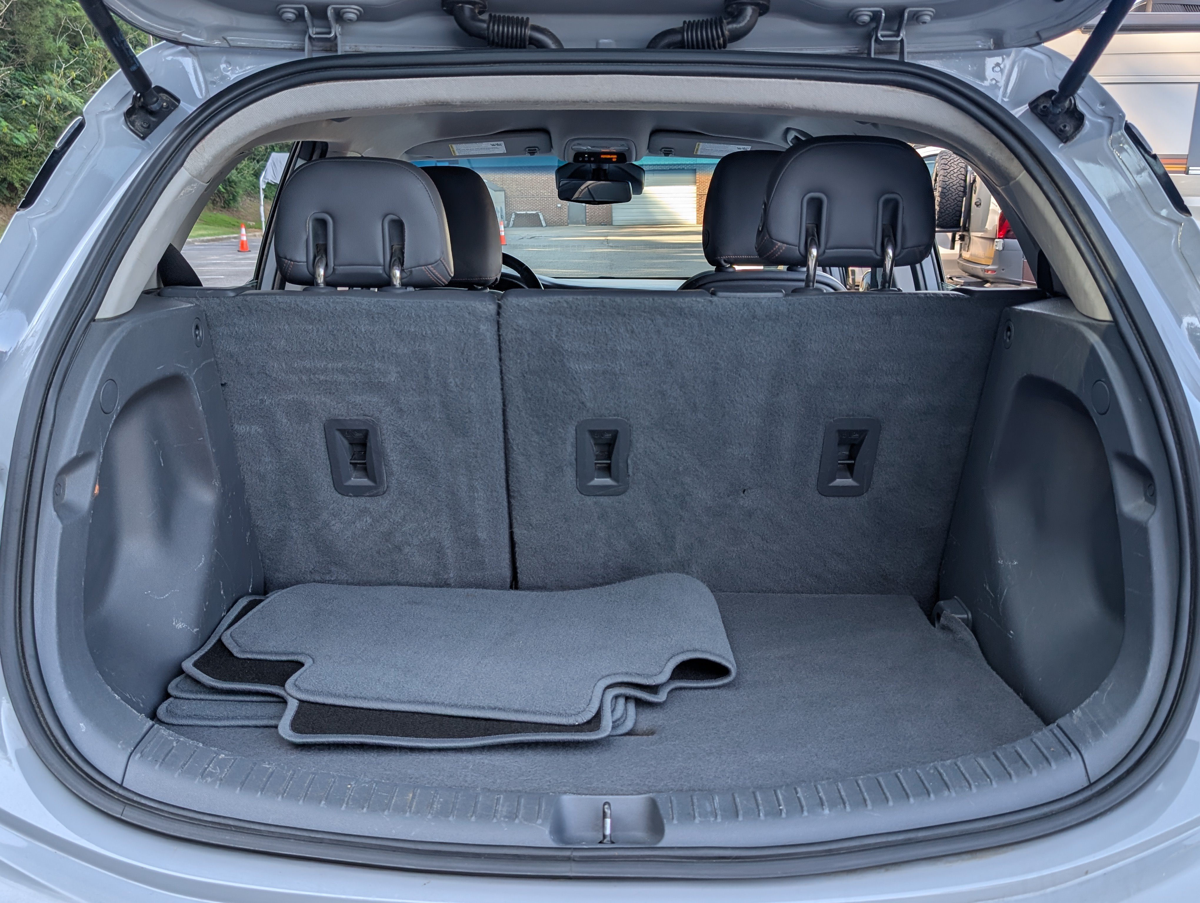 Used 2019 Chevrolet Bolt Premier w/ Infotainment Package FWD image 18