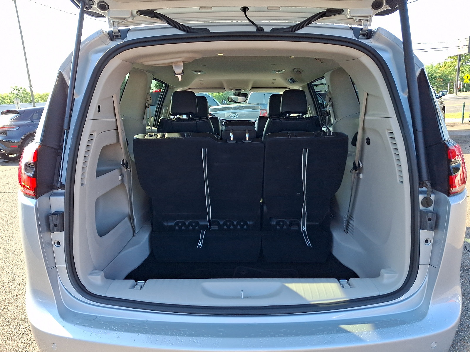 Used 2024 Chrysler Pacifica Touring-L FWD image 31