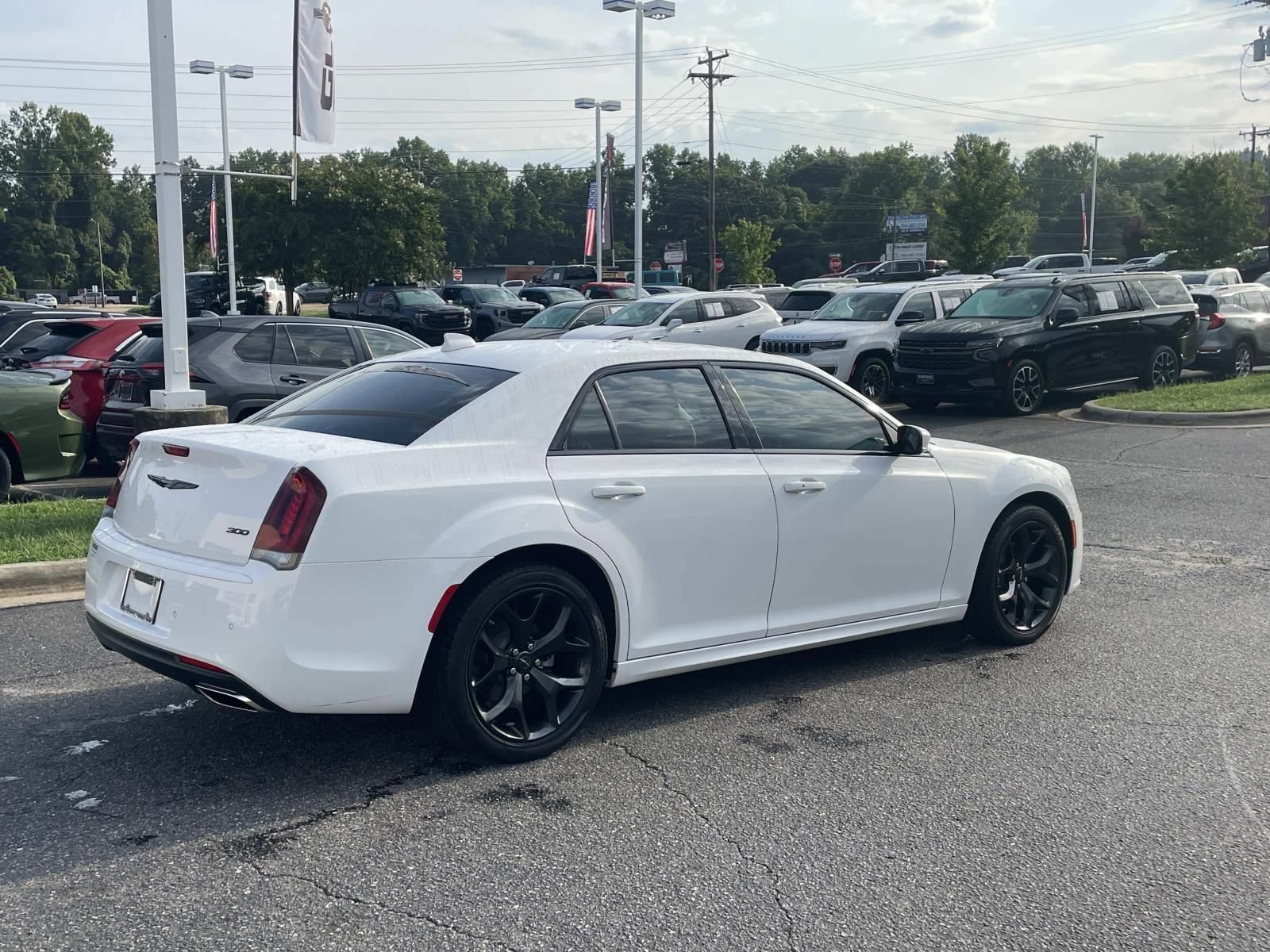 Used 2023 Chrysler 300 Touring L w/ Comfort Group RWD image 7