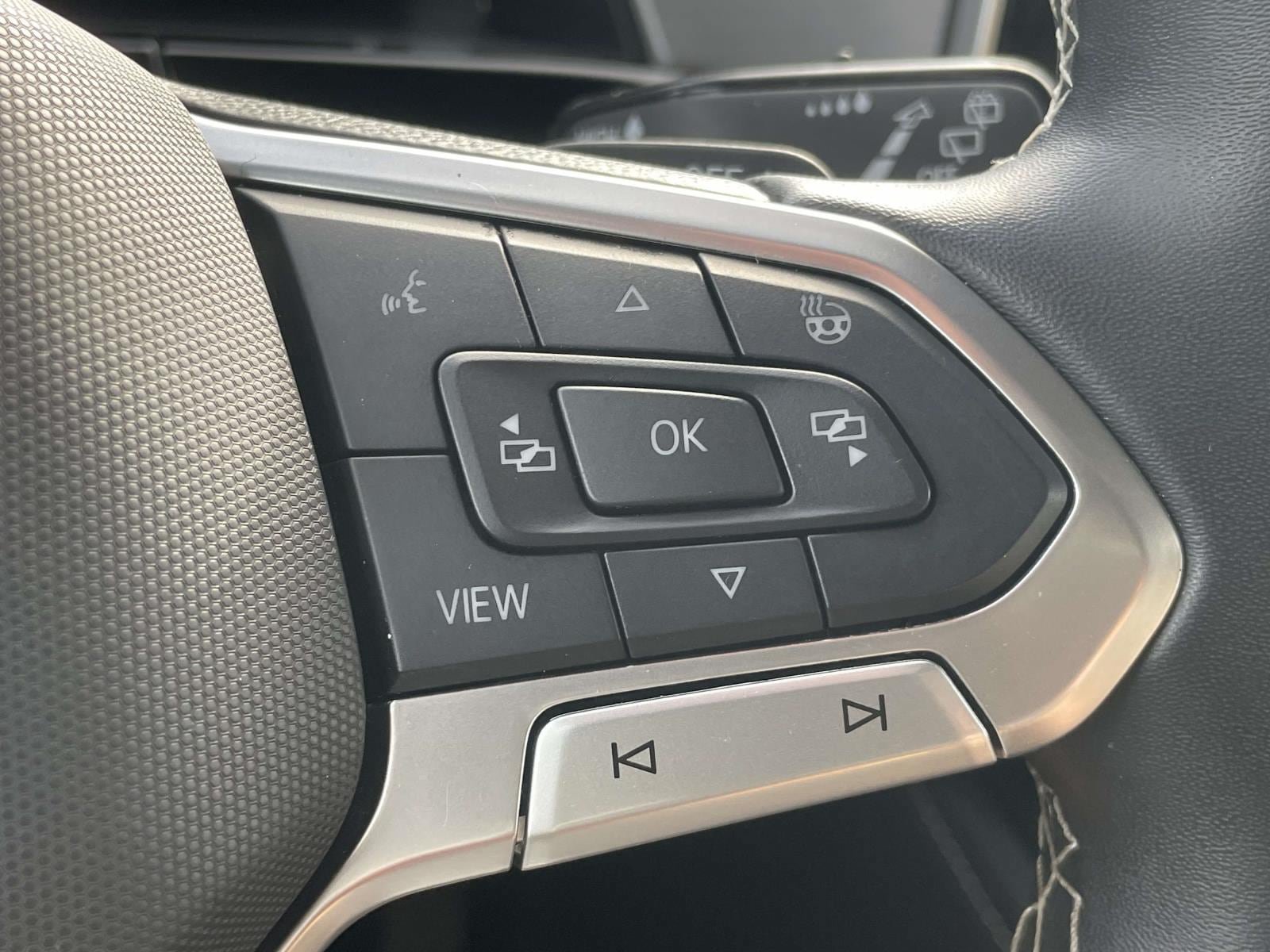 Certified 2025 Volkswagen Atlas Cross Sport SE FWD image 25