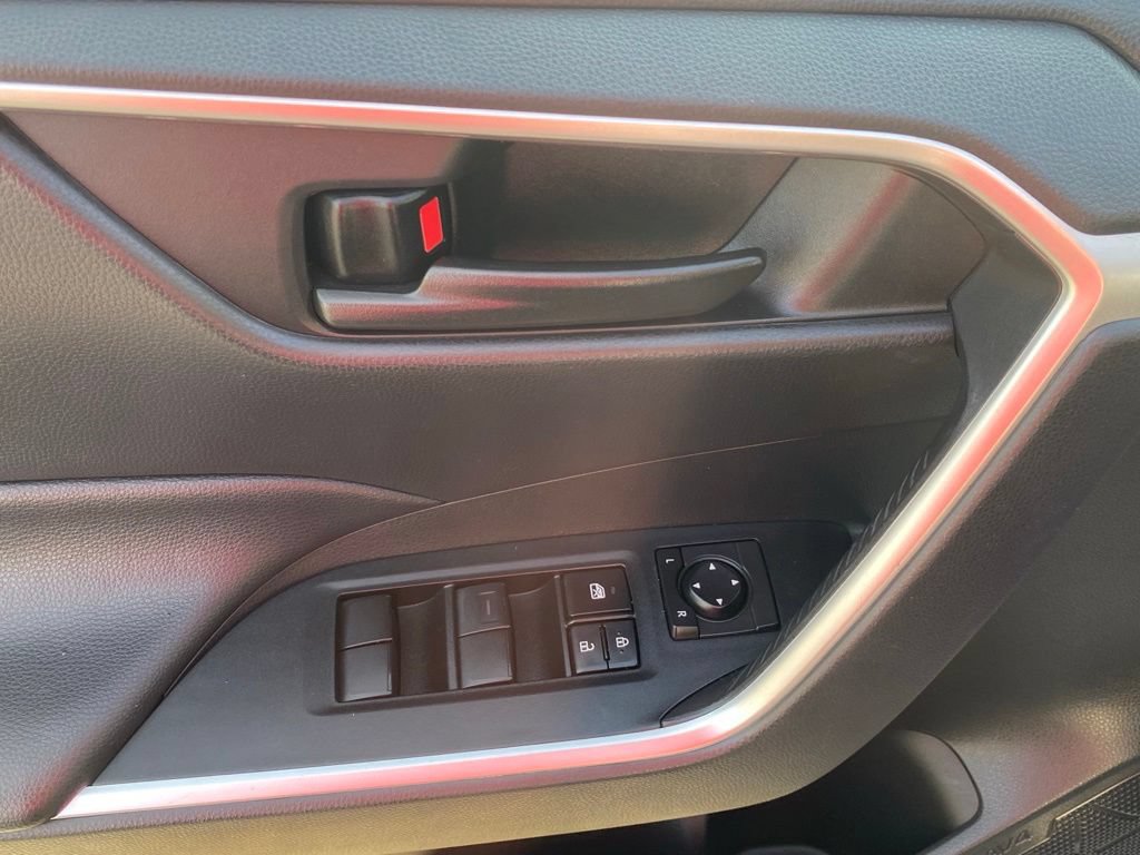 Used 2021 Toyota RAV4 LE AWD/4WD image 23