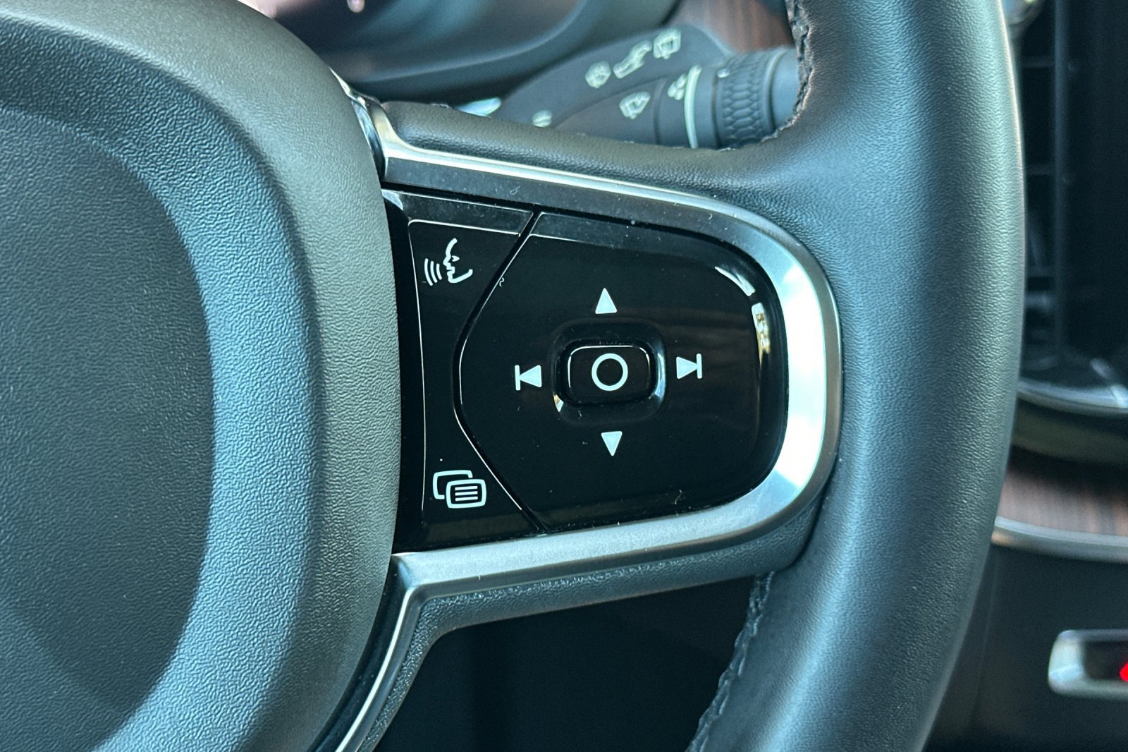 Certified 2023 Volvo XC60 B5 Ultimate w/ Climate Package FWD image 30