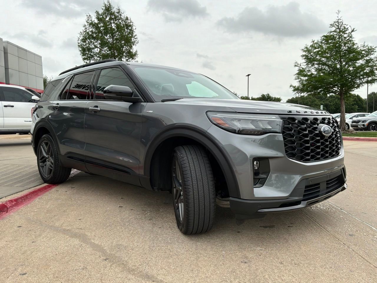 Used 2025 Ford Explorer ST-Line w/ ST-Line Street Pack AWD/4WD image 4