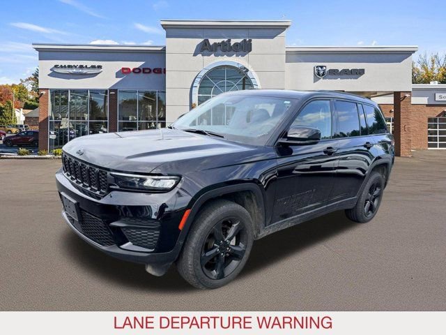 Used 2023 Jeep Grand Cherokee Altitude AWD/4WD image 4