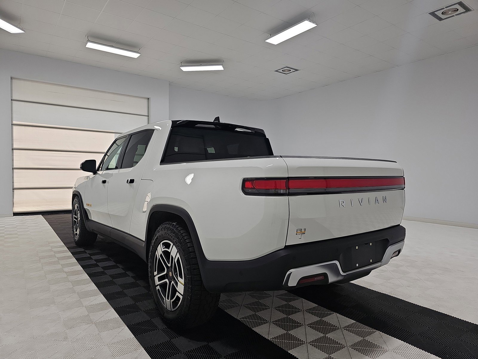 Used 2023 Rivian R1T Adventure image 3
