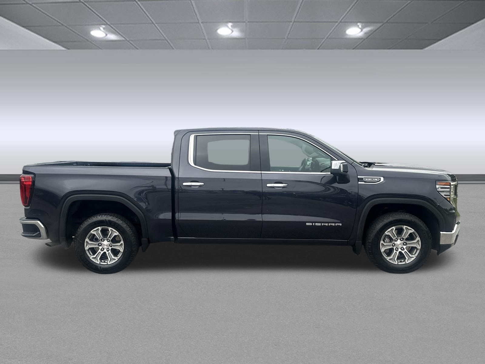 Used 2024 GMC Sierra 1500 SLT RWD image 2