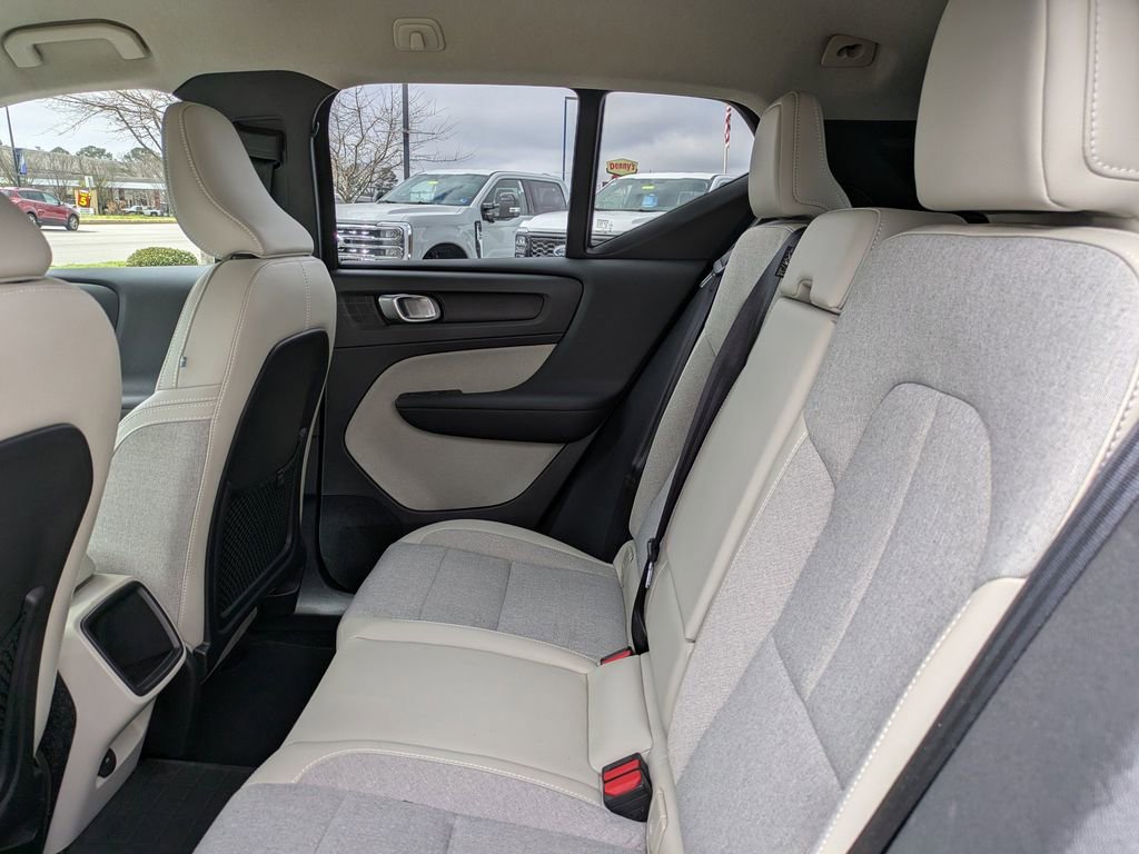 Used 2020 Volvo XC40 T4 Momentum w/ Protection Package Premier image 14