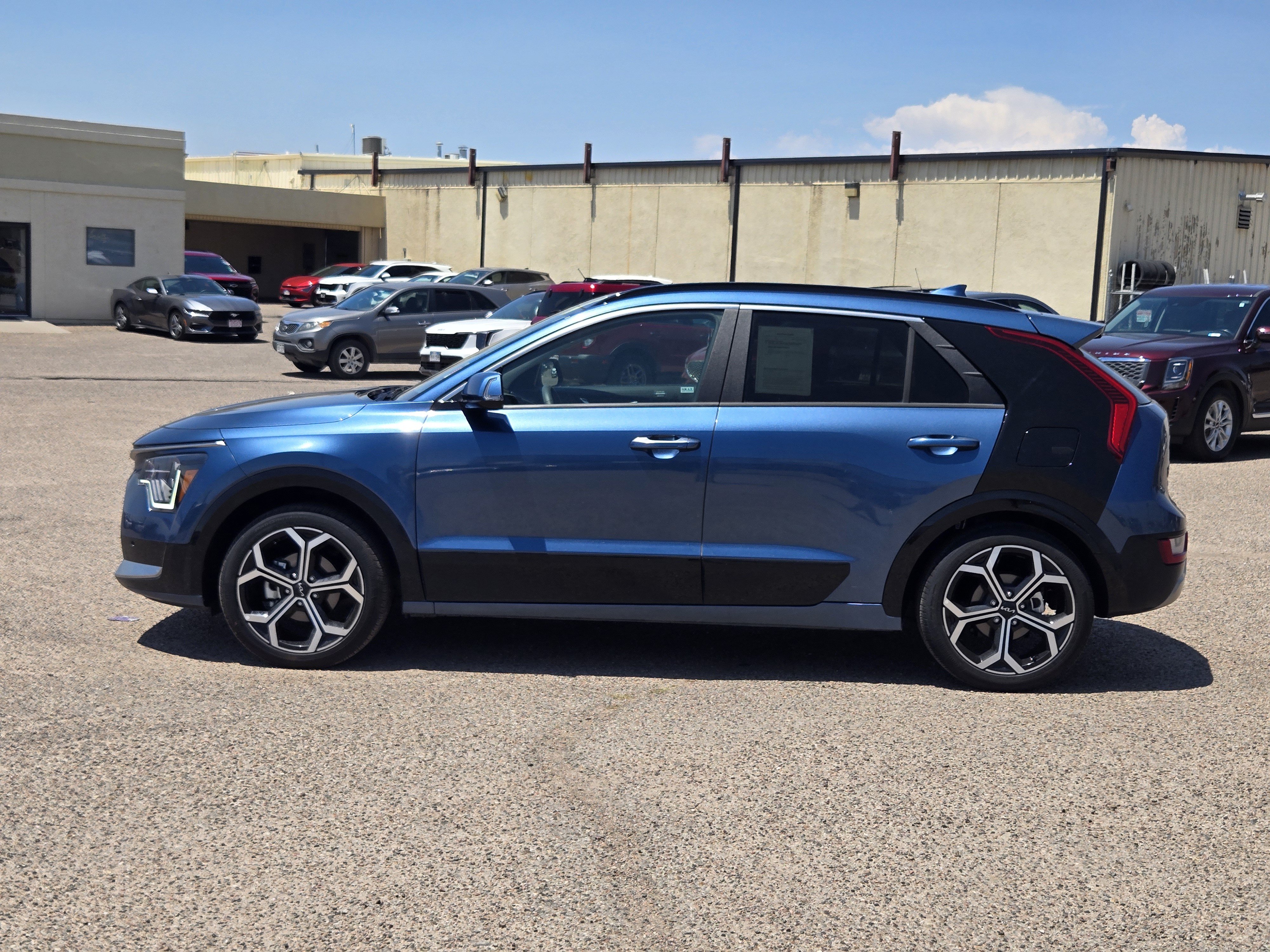 Used 2025 Kia Niro SX Touring FWD image 2