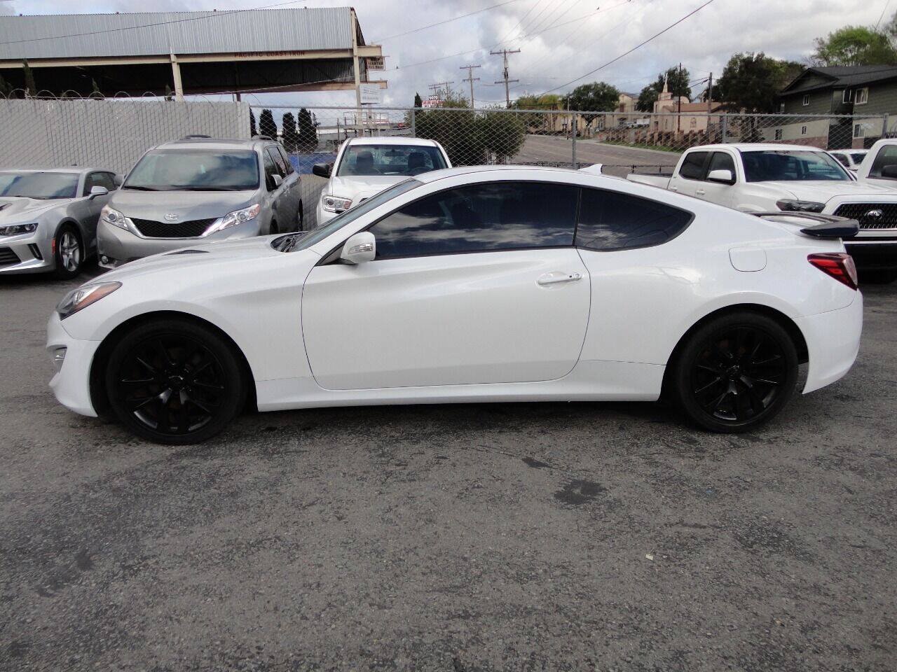 Used 2016 Hyundai Genesis 3.8 RWD image 4