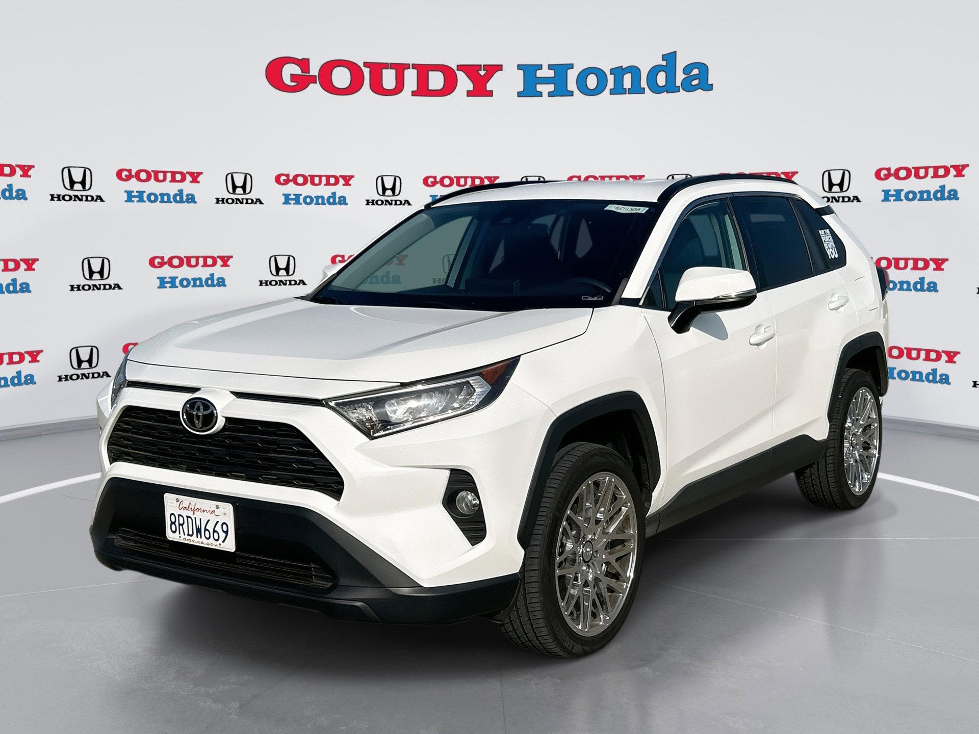 Used 2020 Toyota RAV4 XLE image 1