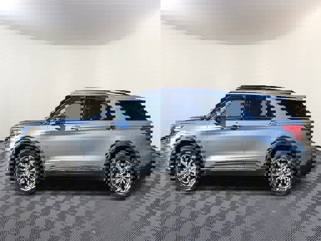 Used 2021 Ford Explorer XLT w/ Equipment Group 202A image 7