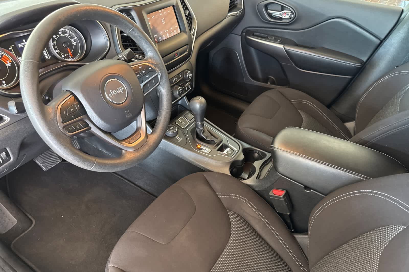 Used 2019 Jeep Cherokee Latitude w/ Popular Appearance Group AWD/4WD image 9