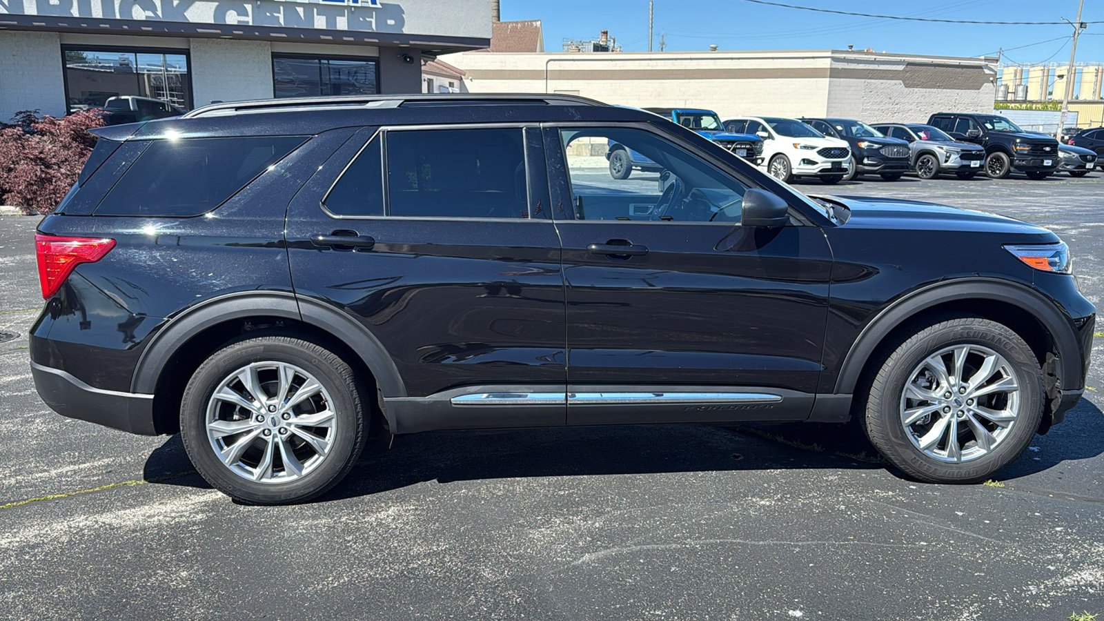 Used 2020 Ford Explorer XLT w/ Equipment Group 202A AWD/4WD image 9