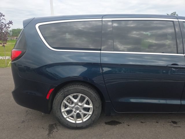 Used 2023 Chrysler Pacifica Touring-L FWD image 7