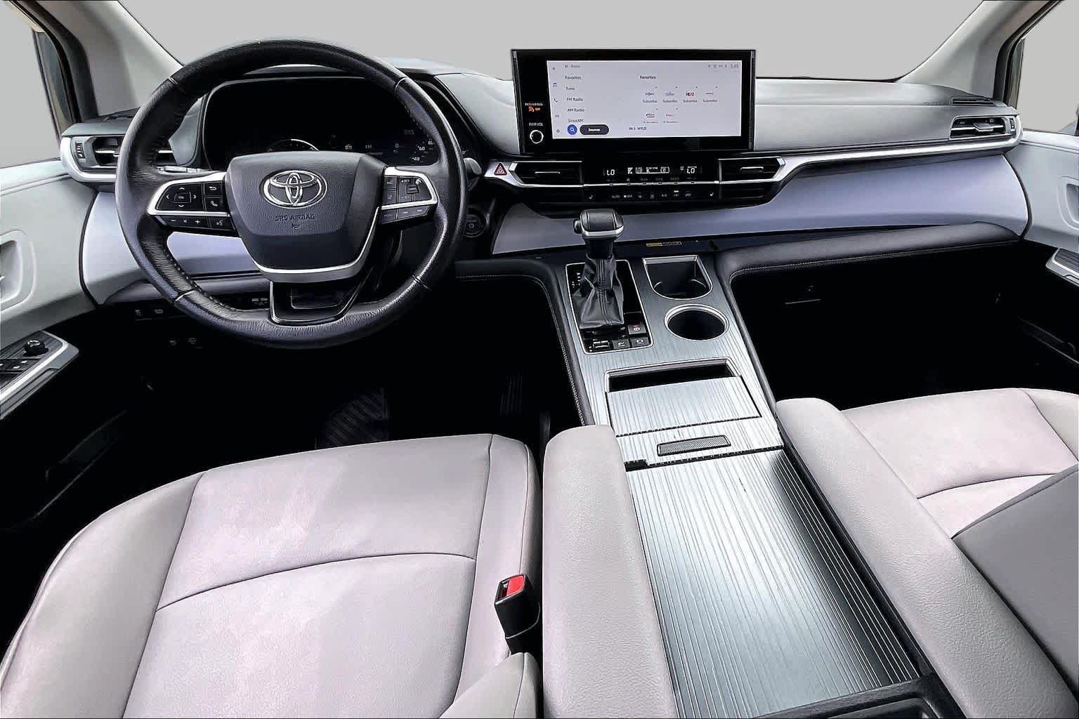 Used 2025 Toyota Sienna XLE FWD image 14