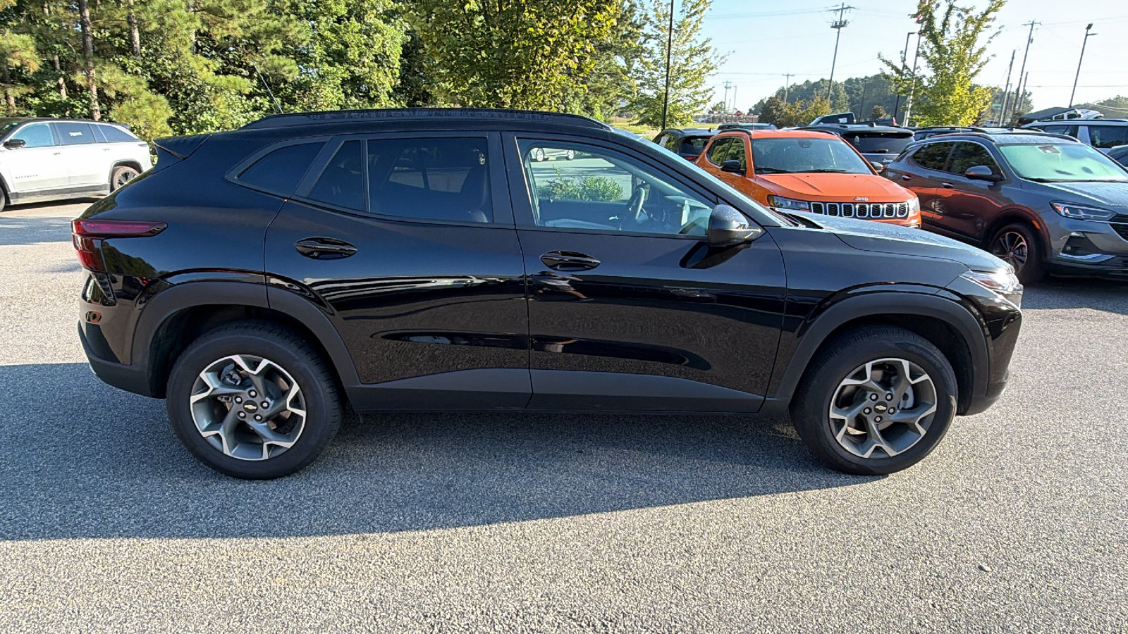 Used 2025 Chevrolet Trax LT FWD image 7