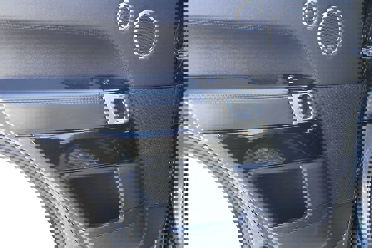 Used 2016 Land Rover Range Rover HSE image 17